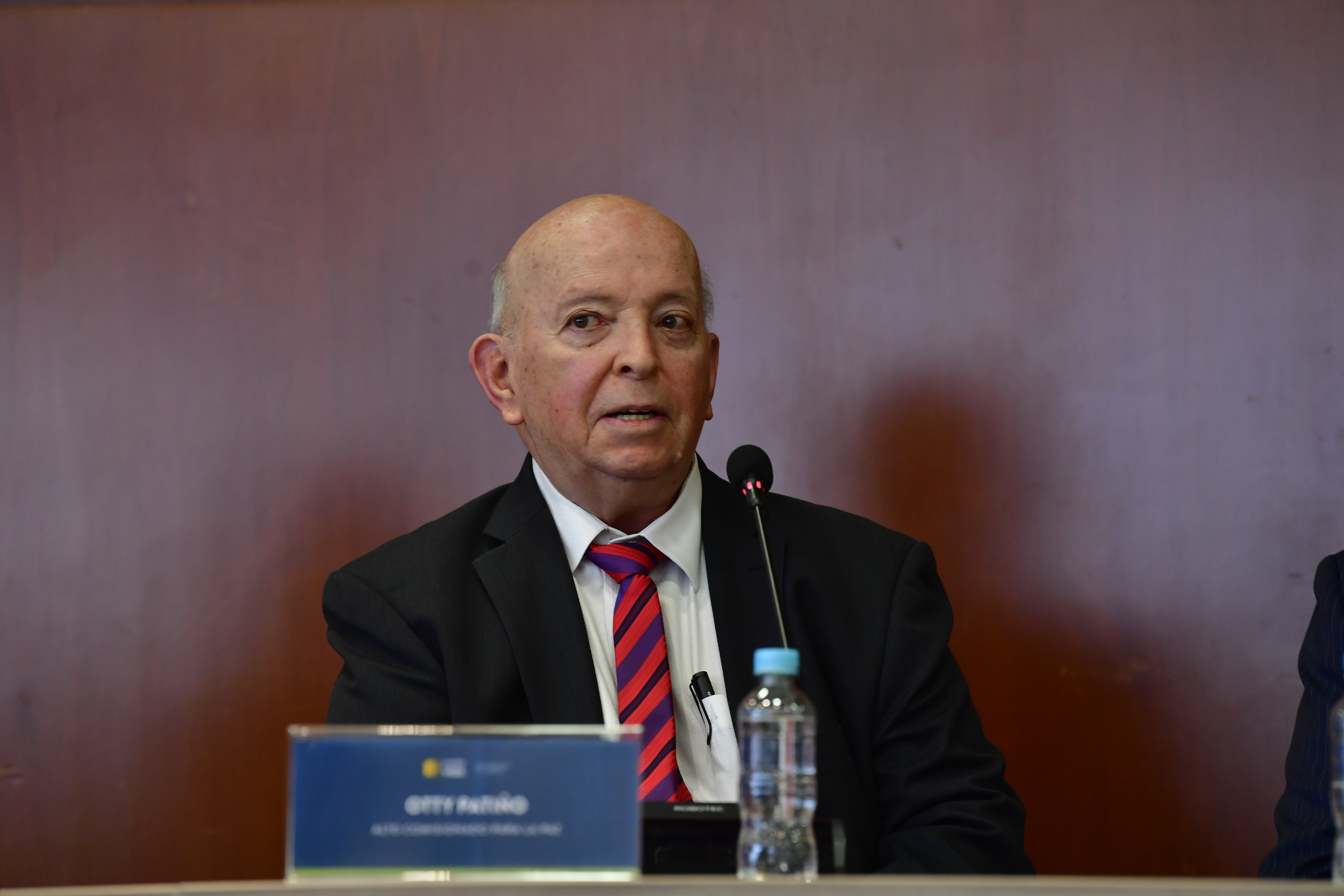 Alto comisionado para La paz durante la comunicación de los decretos de amnistía por parte de la Jurisdicción Especial de Paz (JEP)