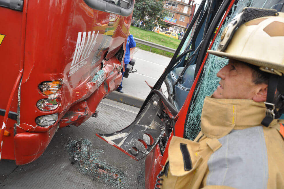 Al menos 14 heridos deja choque de dos articulados de Transmilenio