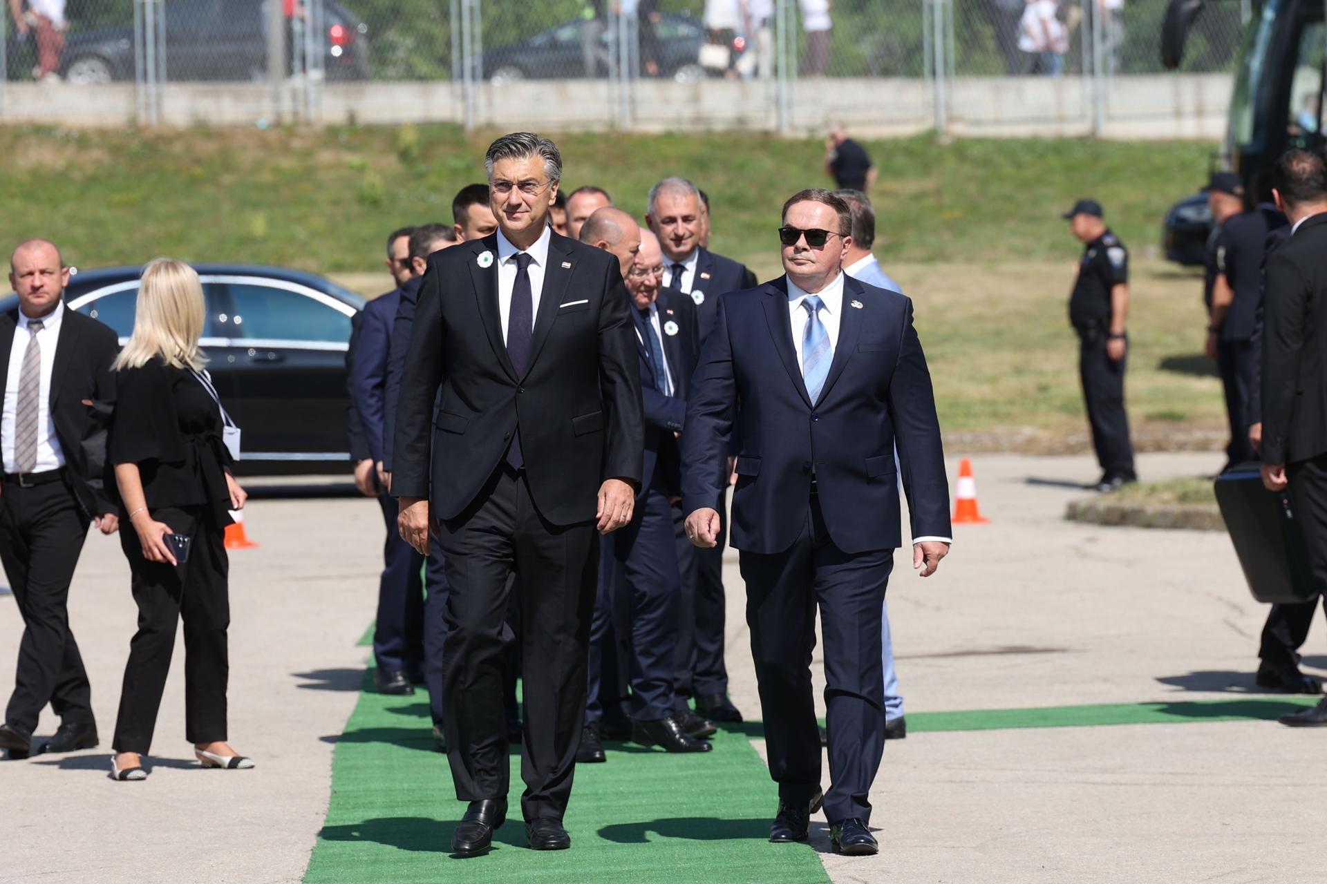 SREBRENICA (Bosnia and Herzegovina), 11/07/2025.- Croatia's Prime Minister Andrej Plenkovic (L) arrives for the commemoration of the 30th anniversary of the Bosnian Muslim victims of the Srebrenica genocide, at the Potocari Memorial Center and Cemetery, in Srebrenica, Bosnia and Herzegovina, 11 July 2025. The commemoration is part of a memorial ceremony to mark the 30th anniversary of the Srebrenica genocide, considered the worst atrocity of Bosnia's 1992-95 war. More than 8,300 Muslim men and boys were executed in the 1995 killing spree after Bosnian Serb forces overran the town. (Bosnia-Herzegovina, Croacia) EFE/EPA/HAZIM ALJOVIC BOSNIA AND HERZEGOVINA OUT
