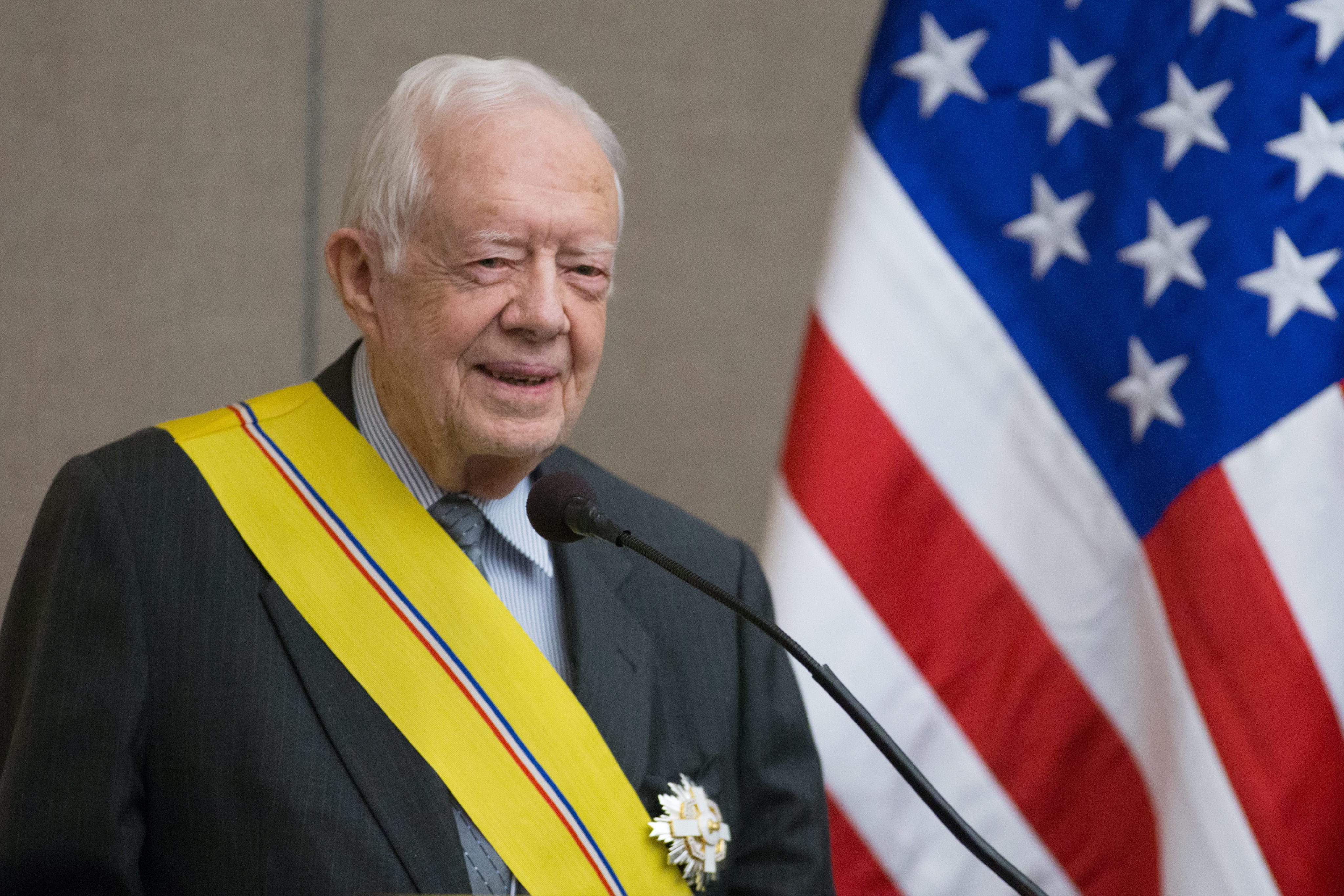 BCX01. BOGOTÁ (COLOMBIA), 29/12/2024.- Fotografía de archivo del 14 de enero de 2016 del expresidente estadounidense, Jimmy Carter, recibiendo la Orden de Manuel Amador Guerrero de manos del presidente de Panamá, Juan Carlos Varela, en el centro Carter de Atlanta, Georgia (Estados Unidos). Jimmy Carter, fallecido este domingo a sus 100 años, entró en la historia de Estados Unidos con su improbable ascenso de cult de magnate del maní (cacahuete) a presidente del país, pero su mayor legado fue redefinir la vida después de la Casa Blanca, con una labor tenaz que dejó una huella sin precedentes en la política estadounidense y mundial. EFE/ Branden Camp ARCHIVO