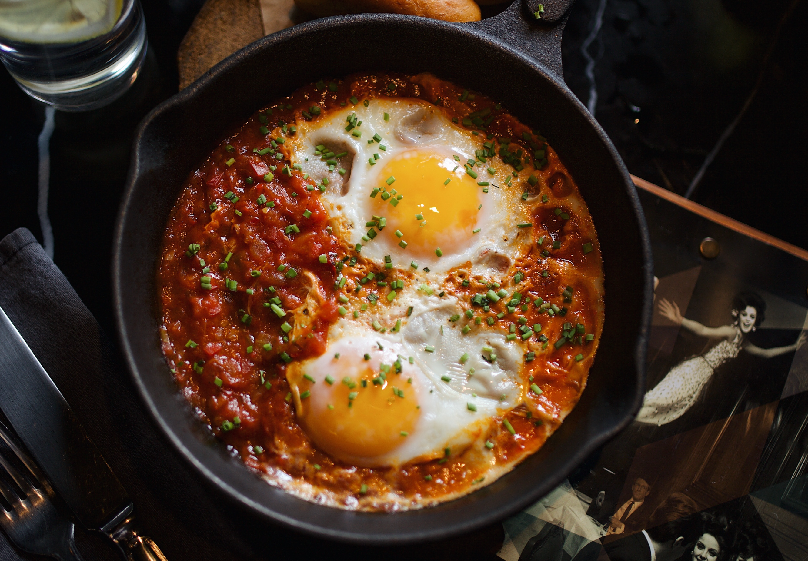 Desayuno saludable: receta para preparar chocolate especiado y huevos con hogao