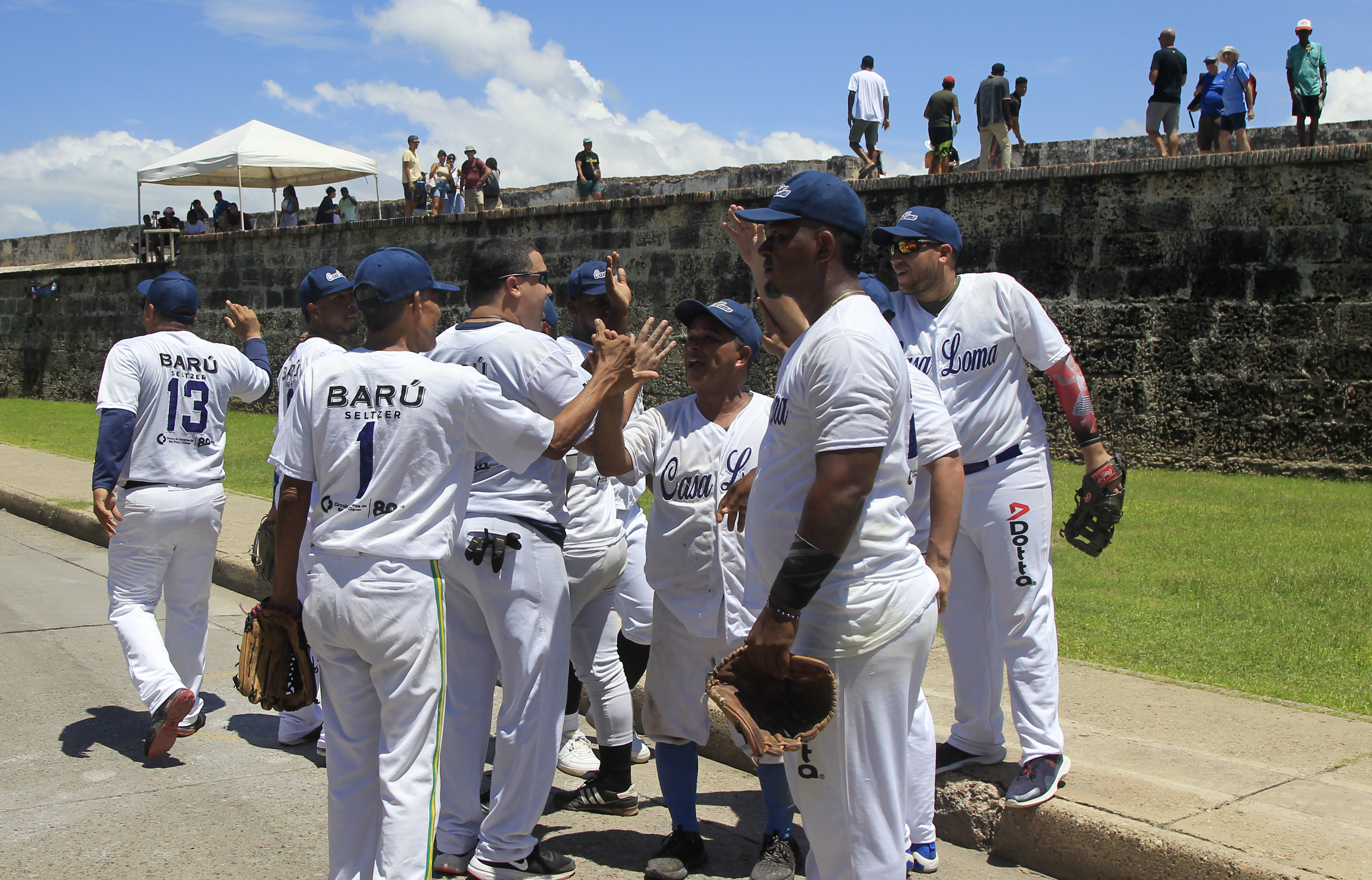 AME1762. CARTAGENA (COLOMBIA), 02/10/2022.- Habitantes del histórico barrio de Getsemaní juegan la final del campeonato de Bola de Trapo, un tradicional juego similar al beisbol que se juega con una bola elaborada con trapos e hilo forrados con un cuero semejando la original pelota caliente, en Cartagena (Colombia). Esta es una tradición que los getsemanicenses tratan de mantener viva a pesar de no contar con ninguna clase de apoyo por parte de las autoridades municipales de la ciudad, y es también una forma de resistencia frente a la fuerte gentrificación que sufre este sector de la ciudad invadido por el turismo. EFE/ Ricardo Maldonado Rozo