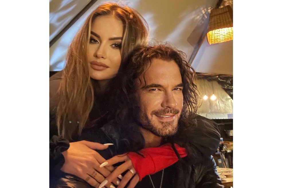 En noviembre del 2019, el actor sorprendió a sus seguidores anunciando que le había propuesto matrimonio a su novia, la joven de 28 años que en 2015 fue finalista del concurso de belleza Miss Eslovaquia y quien además de modelo, también es bailarina, escritora y periodista.