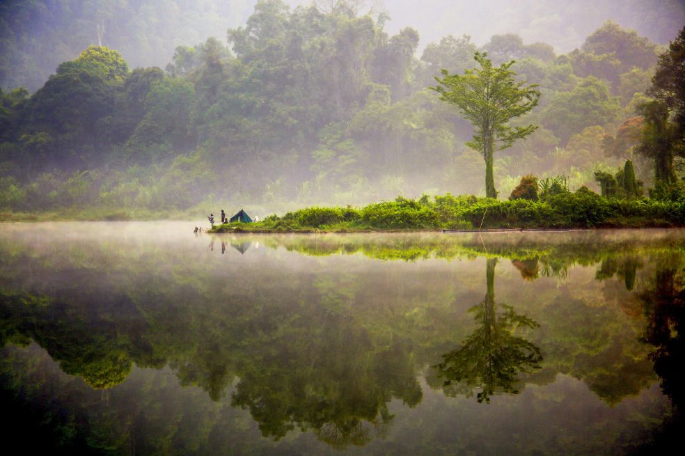 Amanecer en el lago de Pramod Kanakath. Este ecosistema de Indonesia se caracteriza por ser un punto clave para el turismo sostenible.