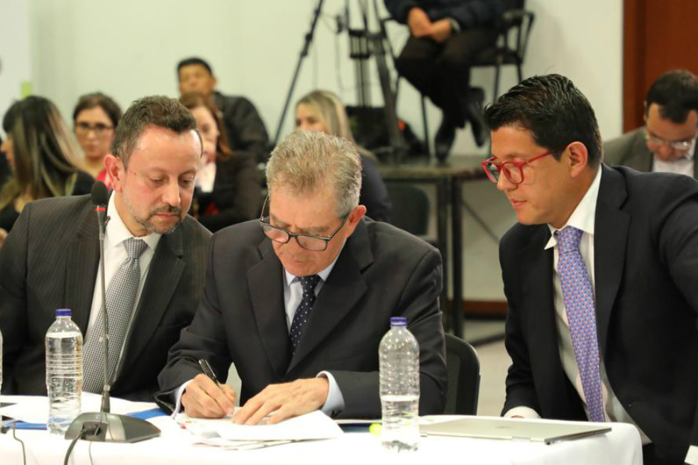 General (r) Mario Montoya firmó el acta de sometimiento ante la JEP