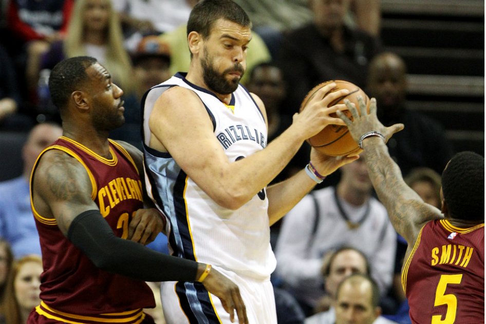 El jugador de Cavaliers J.R. Smith (d) trata de robarle el balón a Marc Gasol (c), de Grizzlies. / EFE