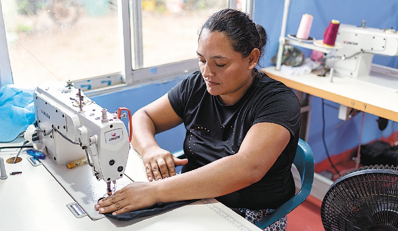 En el proyecto de costura trabajan 28 mujeres reincorporadas / Terumoto Fukuda.
