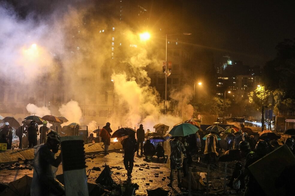 Nuevos disturbios en Hong Kong a las afueras de una universidad