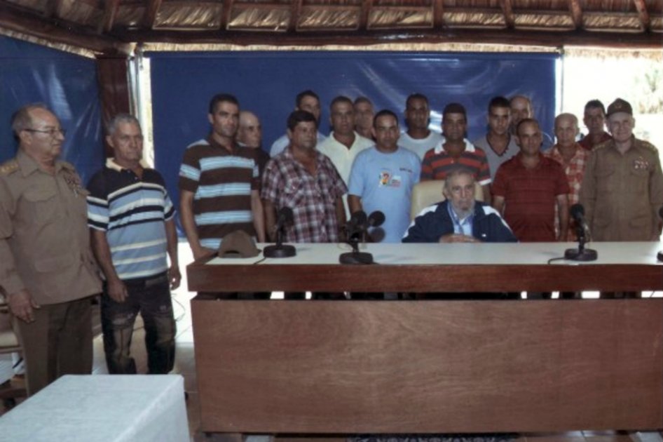 Castro apareció en público junto a los máximos jefes militares de la isla /AFP