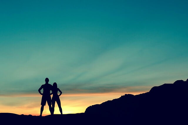 ¿Sabías que hacer ejercicio en pareja dispara las endorfinas, incluso más que cuando entrenas solo?