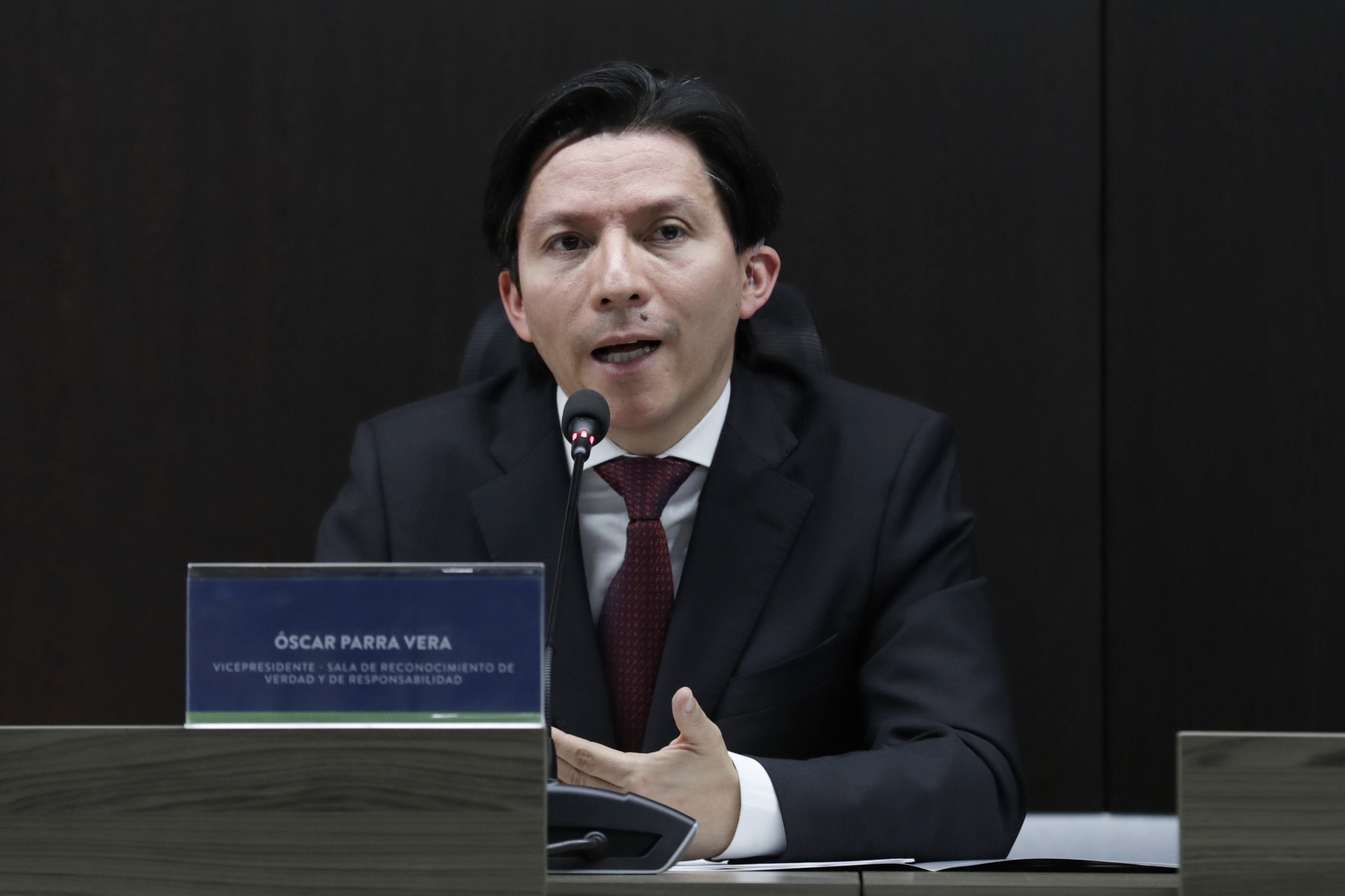 AME6220. BOGOTÁ (COLOMBIA), 18/12/2024.- El vicepresidente de la Sala de Reconocimiento de Verdad y de Responsabilidad de la Jurisdicción Especial para la Paz (JEP), magistrado Oscar Parra habla este miércoles, durante una rueda de prensa en Bogotá (Colombia). El general retirado Mario Montoya, excomandante del Ejército colombiano, irá a juicio adversarial en la Jurisdicción Especial para la Paz (JEP) por no reconocer ante esa instancia su responsabilidad en al menos 118 casos de personas que fueron asesinadas y desaparecidas para ser presentadas como bajas en combate, en lo que se conoce como "falsos positivos". EFE/ Carlos Ortega