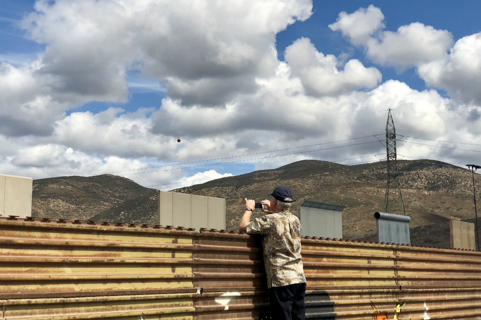 Turistas visitan la frontera para ver los prototipos del muro de Trump