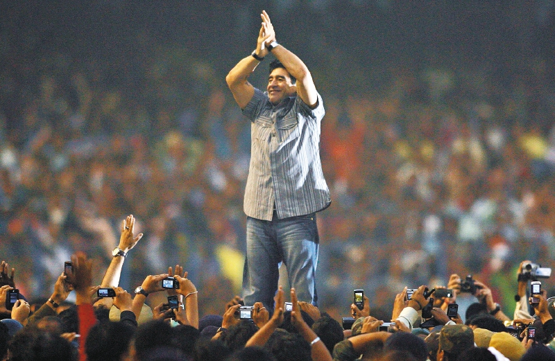 Maradona ante una multitud en 2008. / AFP / Deshakalyan CHOWDHURY
