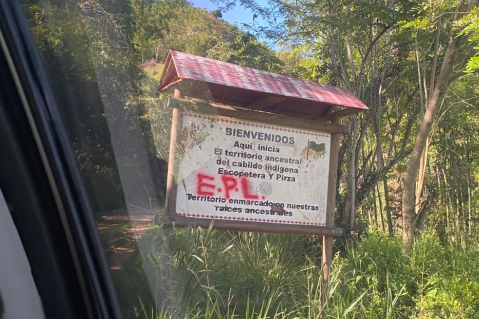 Grafitis del EPL en carreteras de Riosucio (Caldas).