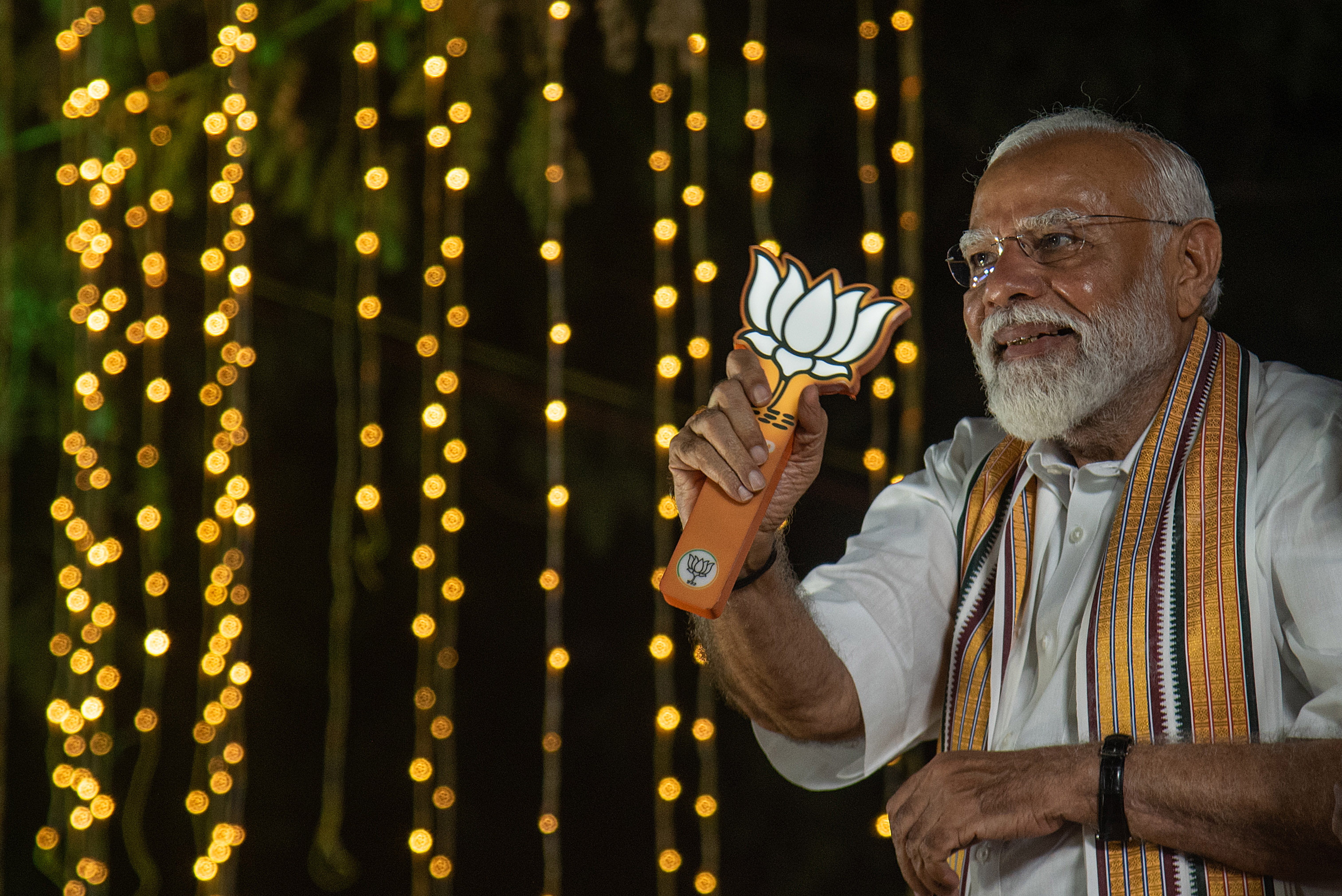 Chennai (India), 09/04/2024.- Indian Prime Minister Narendra Modi, leader of the ruling Bhartiya Janata Party (BJP), holds the party symbol during a road show at an election campaign held ahead of the country's upcoming elections in Chennai, Tamil Nadu, India, 09 April 2024. General elections in India will be held in seven phases between 19 April and 01 June 2024. Elections for India's 545-member lower house of parliament, or Lok Sabha, are held every five years. (Elecciones) EFE/EPA/RagulKrishnan