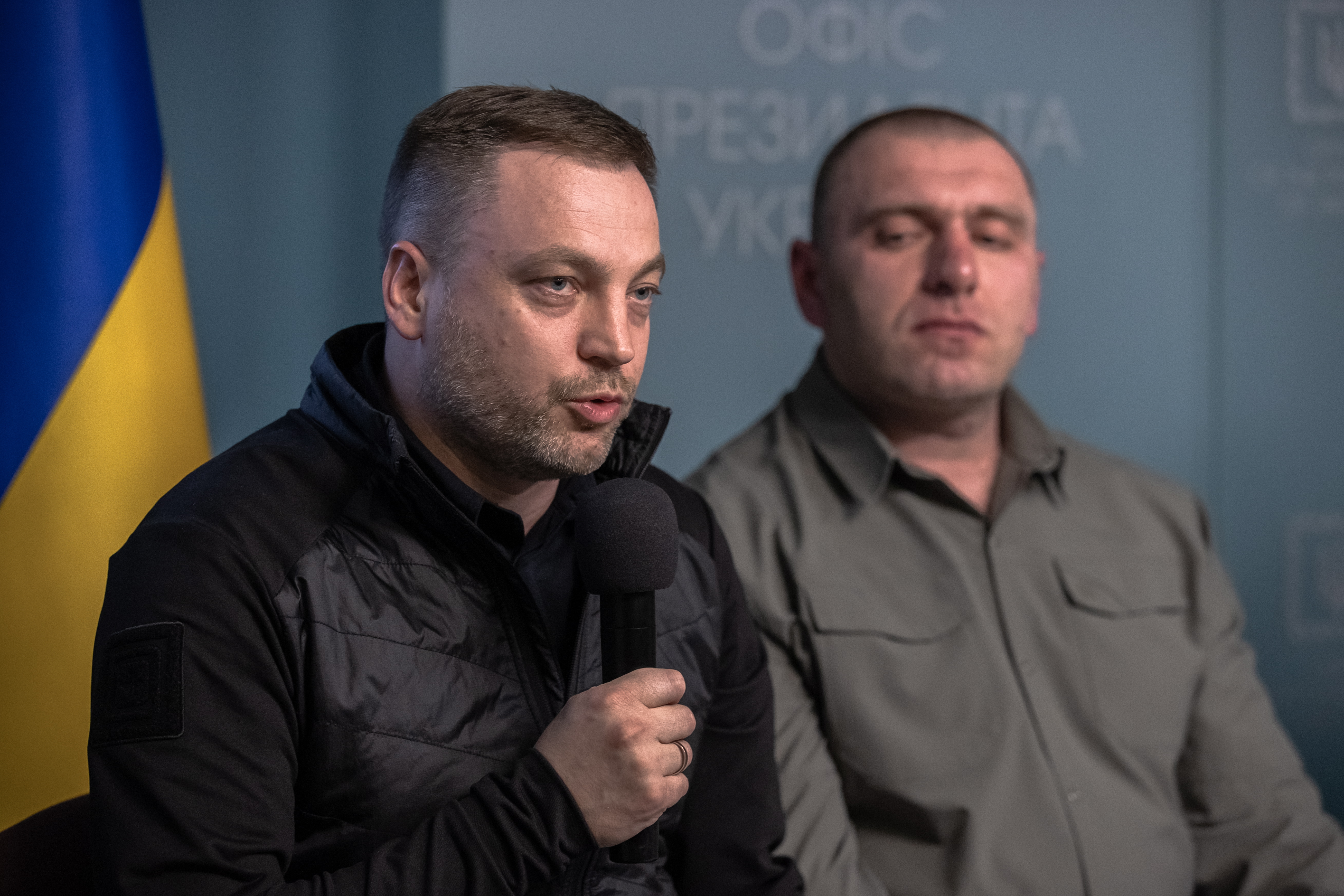Kyiv (Ukraine), 22/09/2022.- (FILE) - Denys Monastyrskyi (L), Minister of Internal Affairs of Ukraine attends a media briefing following the return of 215 people from Russian captivity, in Kyiv (Kiev), Ukraine, 22 September 2022 (reissued 18 January 2023). Ukraine's President Zelensky said in a statement that 'Minister of Internal Affairs of Ukraine Denys Monastyrskyi, his first deputy Yevhen Yenin, State Secretary of the Ministry of Internal Affairs Yuri Lubkovych, their assistants and the helicopter crew' died in a helicopted crash. At least 18 people died, including three children, after a helicopter crashed near a kindergarten and a residential building in the city of Brovary on 18 January 2023, Oleksiy Kuleba, the head of Kyiv Regional Military Administration wrote on telegram. (Rusia, Ucrania) EFE/EPA/ROMAN PILIPEY