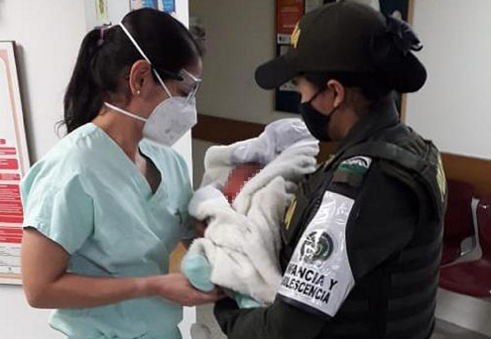 Bebé de dos días de nacido fue abandonado en la puerta de una casa en Medellín