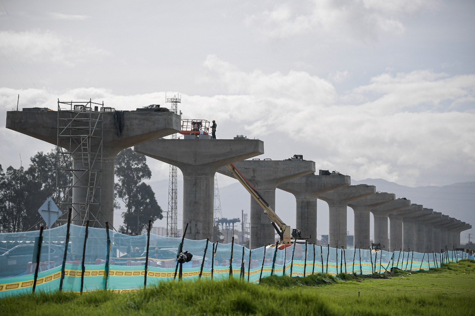 Puesta en marcha de la viga lanzadora con la que se construye el viaducto del Metro.