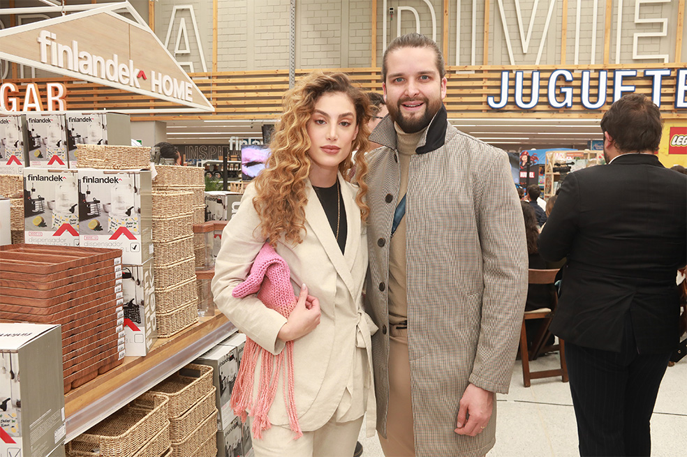 Tiendas EXITO junto al diseñador Juan Pablo Socarras lanzan una decidida colección para el hogar la cual desde sobre camas, tendidos cojineria y vajillas eclécticas hacen del hogar un lugar inspirador.  El lanzamiento de esta colección se realizo en el EXITO sede el Country el día 18 de Agosto.