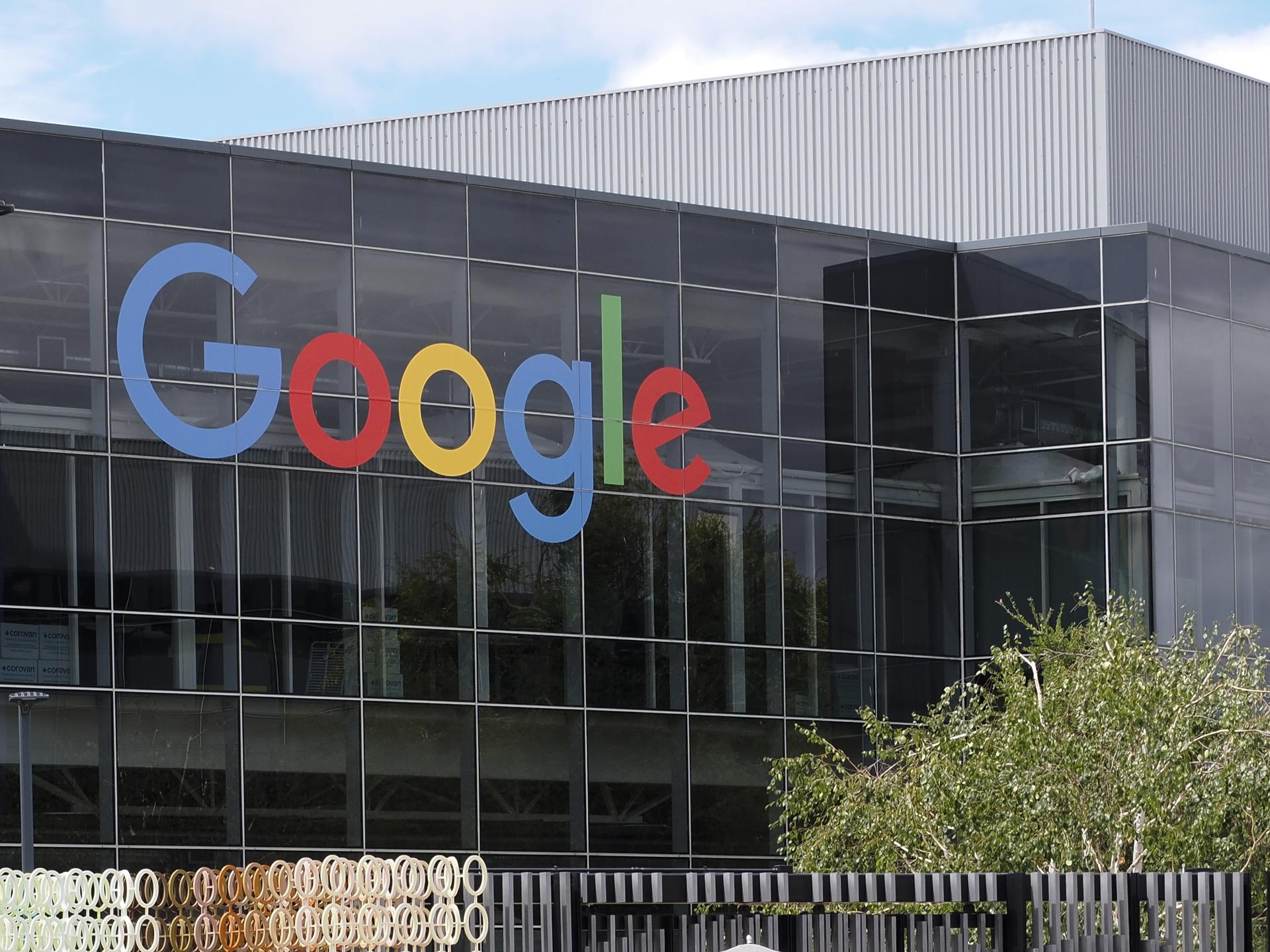 Juez federal rechaza dividir Google en caso antimonopolio en Estados Unidos