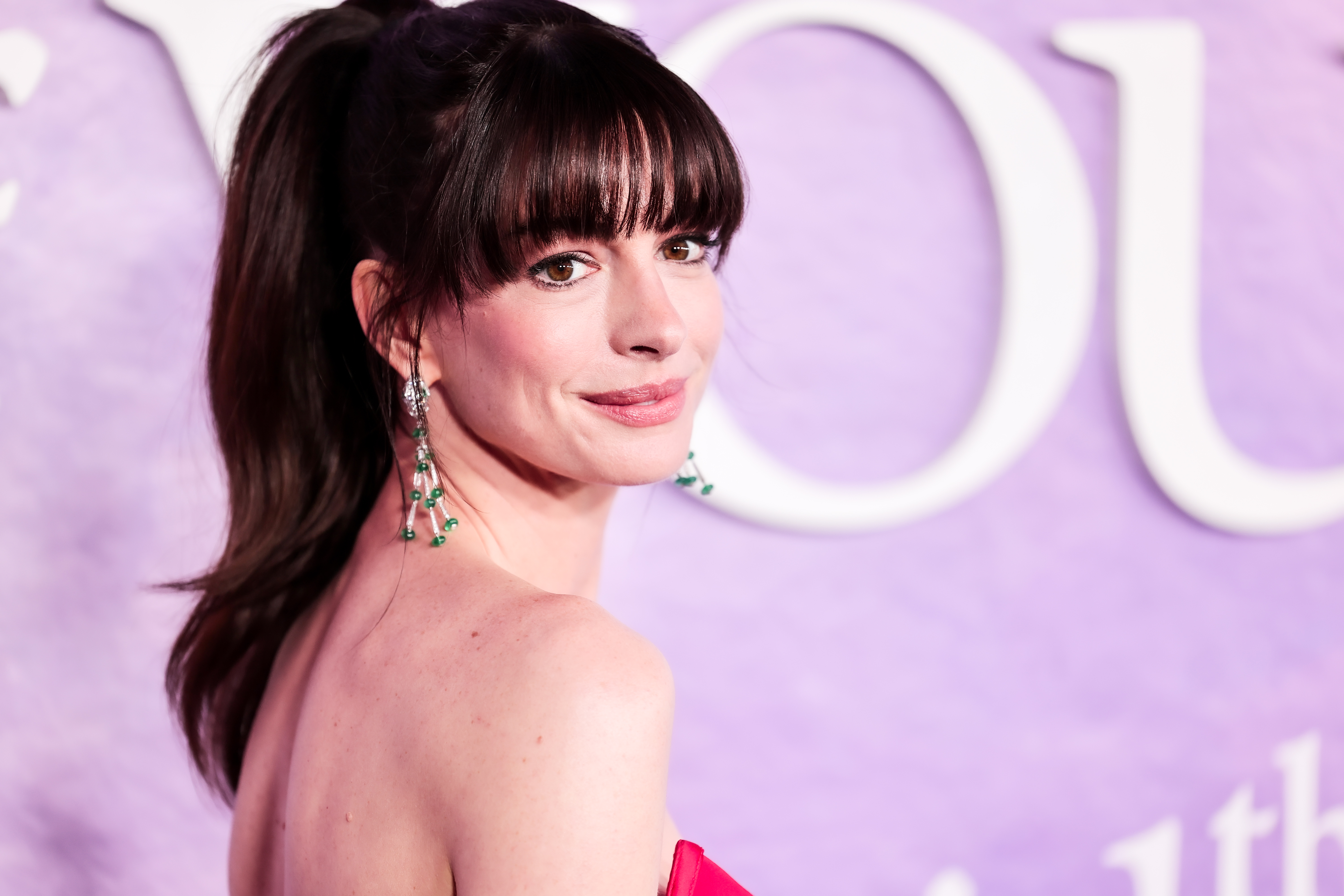El truco infalible de Anne Hathaway para ganar volumen en los labios