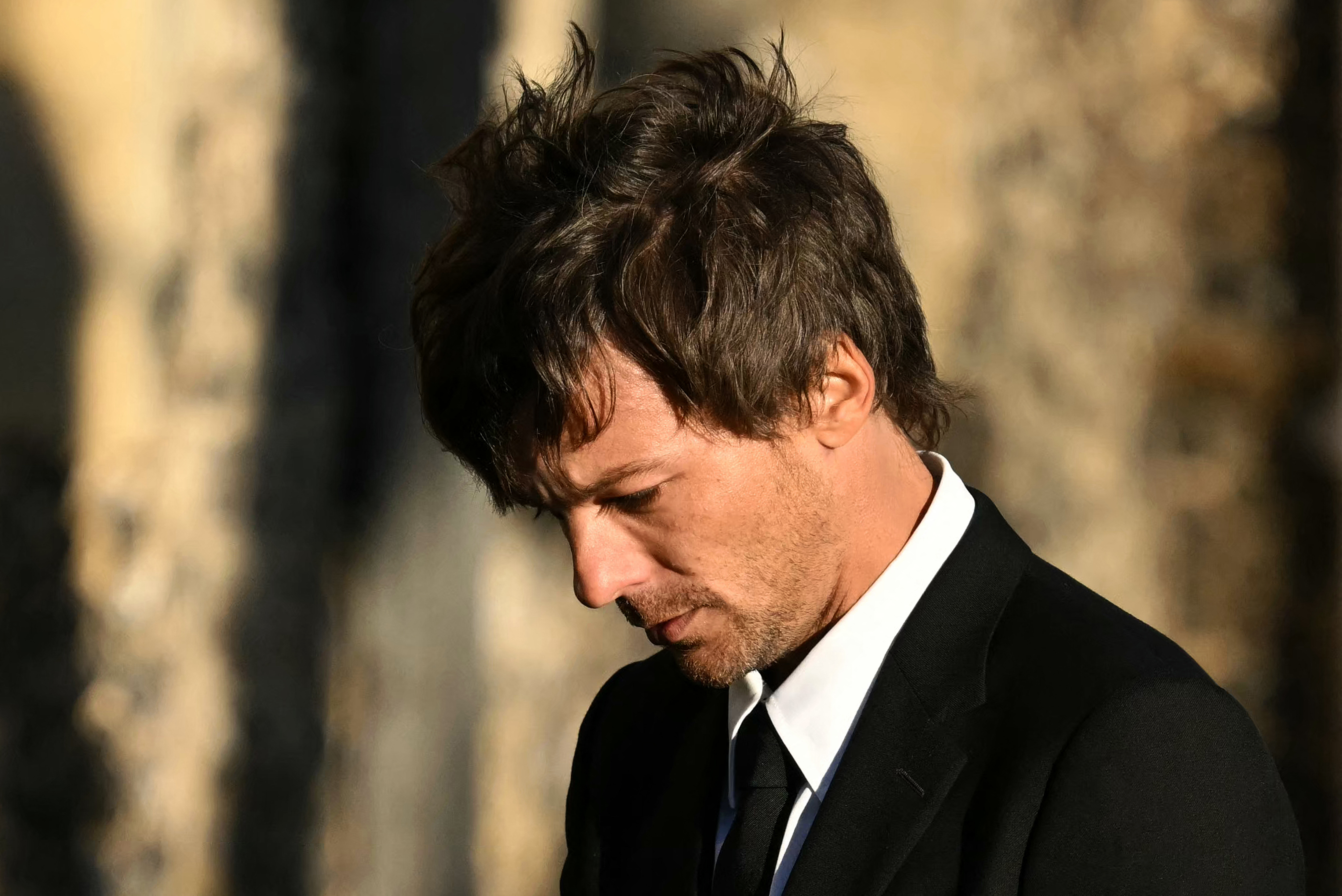 El ex miembro de la banda One Direction, Louis Tomlinson, se va después de asistir al funeral del fallecido Liam Payne.