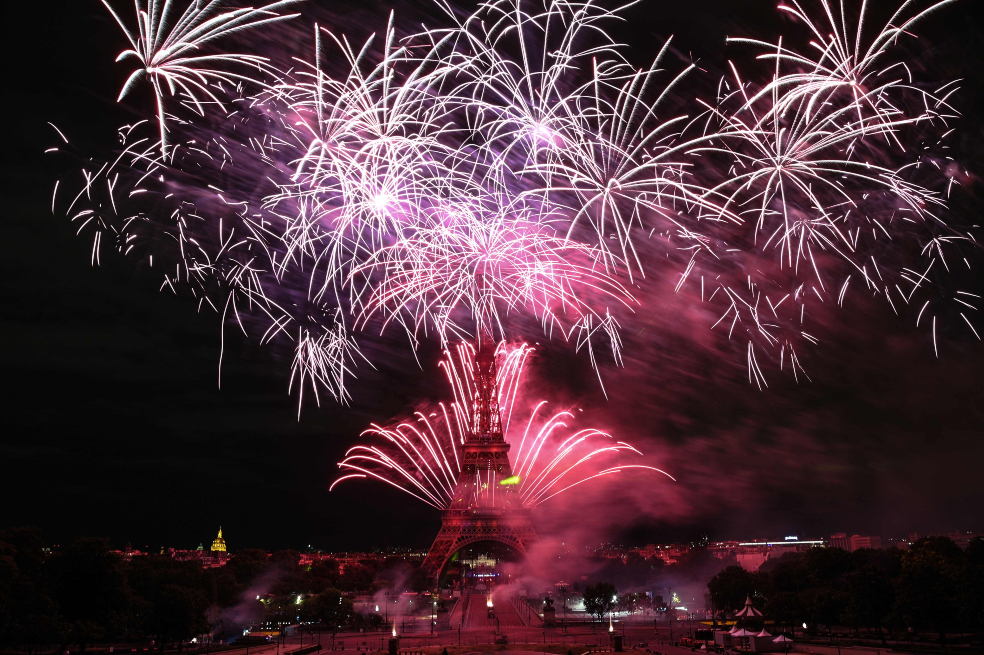 Se aplicaron restricciones de acceso en los alrededores de la Torre Eiffel y se cerraron varias estaciones de metro dentro del perímetro prohibido, según las disposiciones.