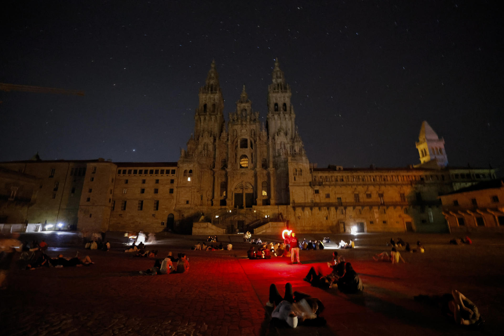 AME3455. SANTIAGO DE COMPOSTELA (ESPAÑA), 29/04/2025.- Jóvenes se reúnen frente a la catedral durante un apagón este martes, en Santiago de Compostela (España). EFE/ Lavandeira Jr