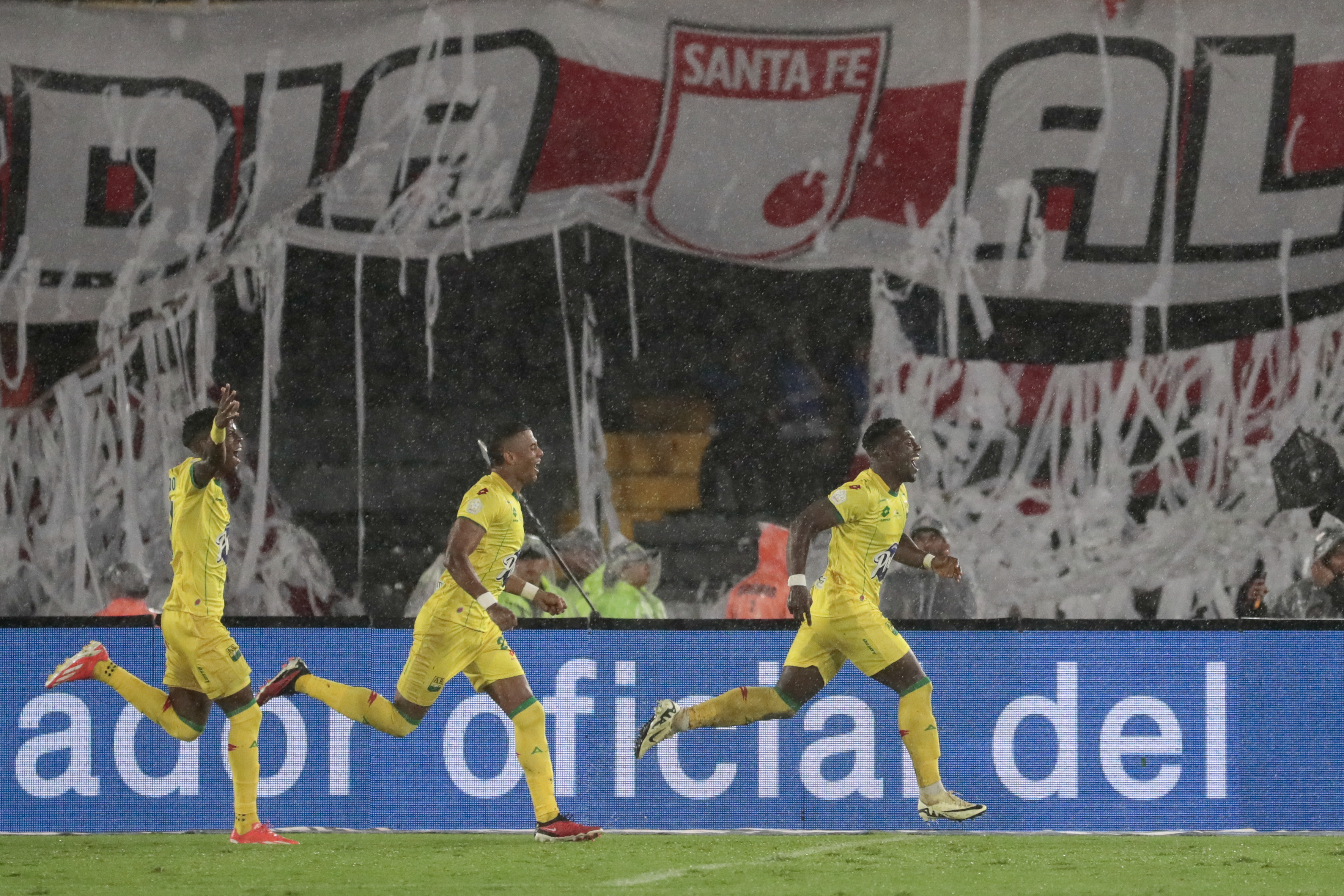 AMDEP3218. BOGOTÁ (COLOMBIA), 15/06/2024.- Daniel Fernando Mosquera Bonilla (d) de Bucaramanga celebra un gol este sábado, en un partido de la final de la Primera División colombiana entre Santa Fe y Atlético Bucaramanga en el estadio Nemesio Camacho El Campín en Bogotá (Colombia). EFE/ Carlos Ortega