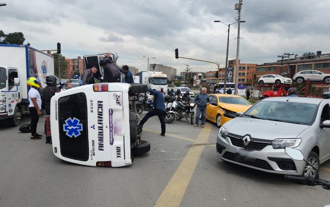 Movilidad hoy, 3 de febrero: congestión en la calle 13 tras choque entre ambulancia y taxi
