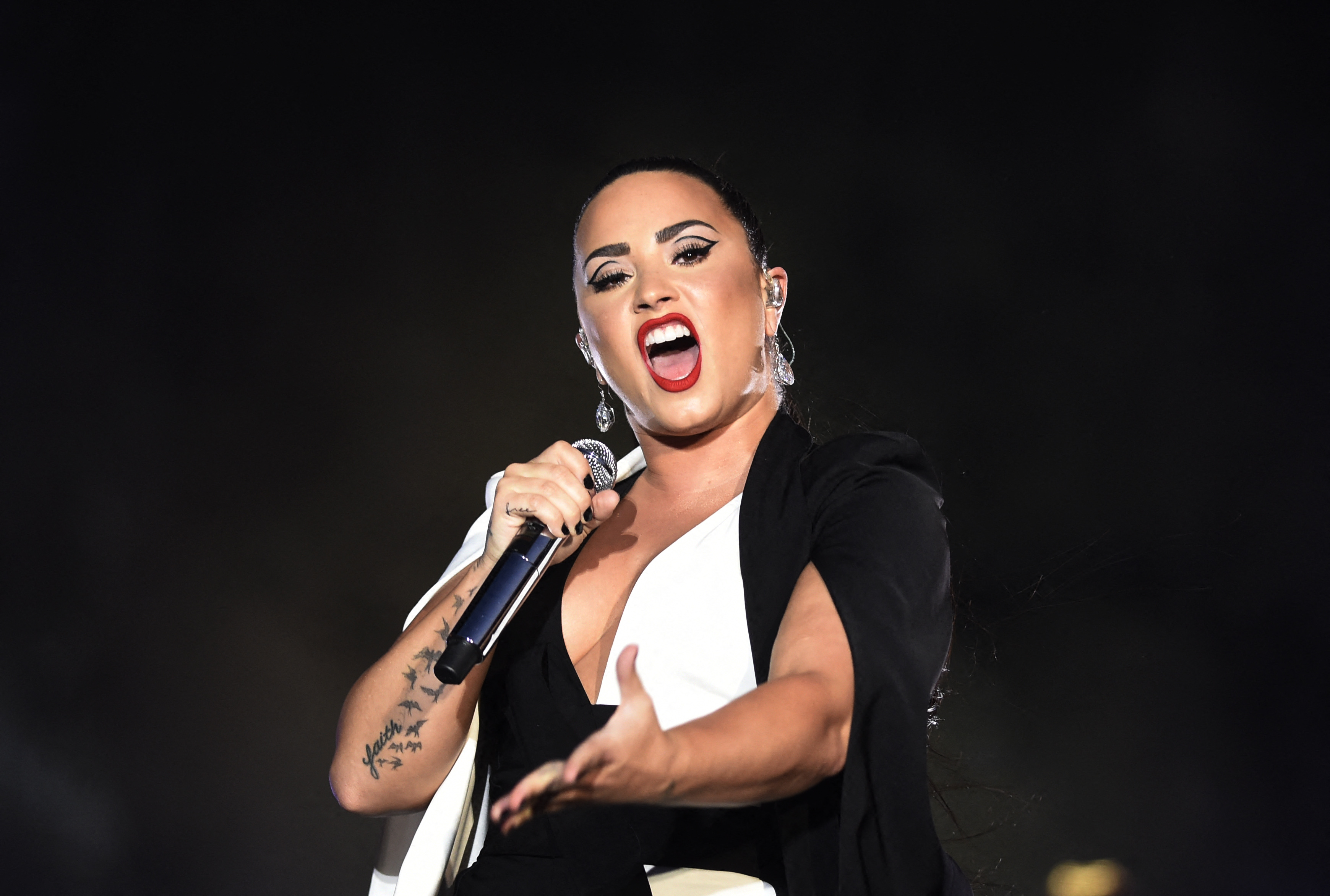 En 2018, la cantante estadounidense Demi Lovato sufrió una sobredosis de fentanilo casi fatal que le causó daño cerebral y ceguera parcial.