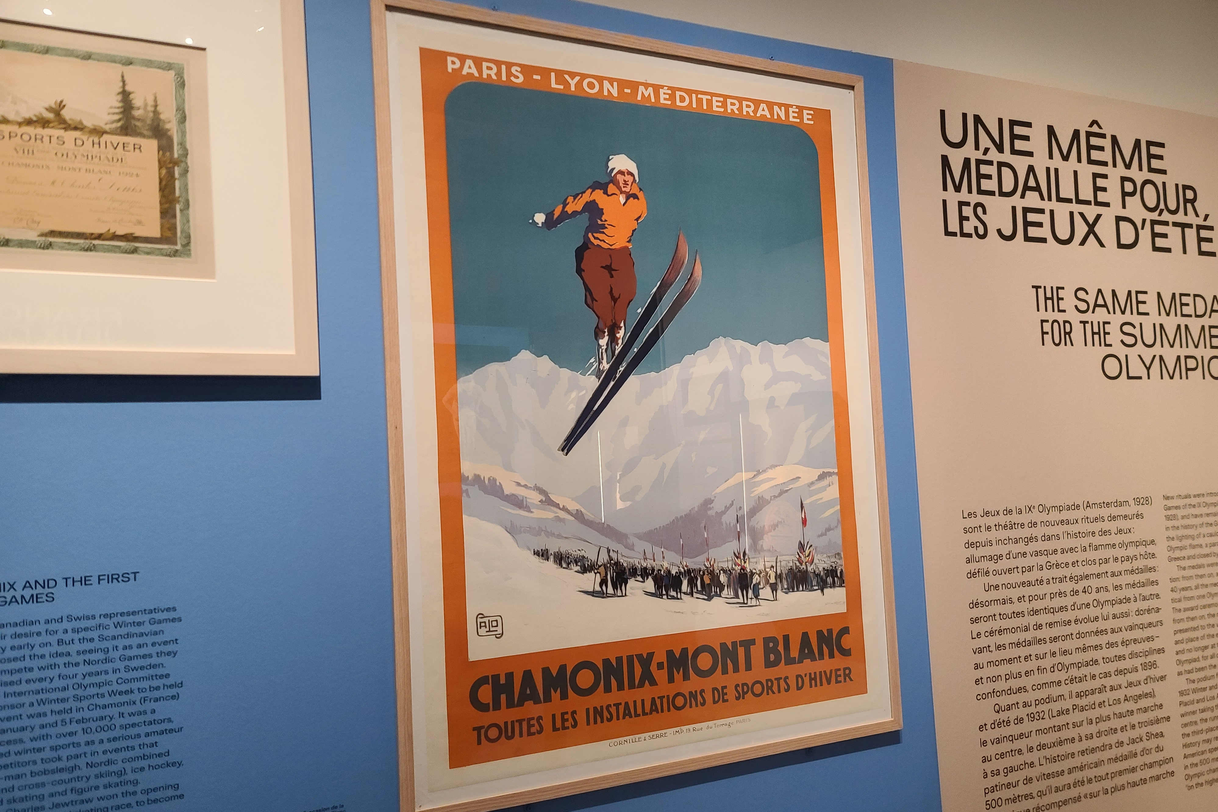 PARÍS, 06/04/2024.- Desde Atenas 1896 hasta nuestros días, una exposición en la capital francesa bucea en la historia del diseño de las medallas, consideradas a la vez testigos de la evolución del olimpismo moderno y fuente inagotable de anécdotas.Las medallas de los primeros juegos olímpicos modernos, los de Atenas de 1896, no eran de oro, ni tenían aún los icónicos anillos deportivos y, solo a partir de Amsterdam 1928, las preseas empezaron a darse nada más terminar las pruebas con una coreografía precisa. 'De oro, de plata, de bronce', expuesta hasta el 22 de septiembre en la Casa de la Moneda de París, recoge estas y otras curiosidades sobre el símbolo más identificable y deseado de los JJOO. EFE/Edgar Sapiña Manchado