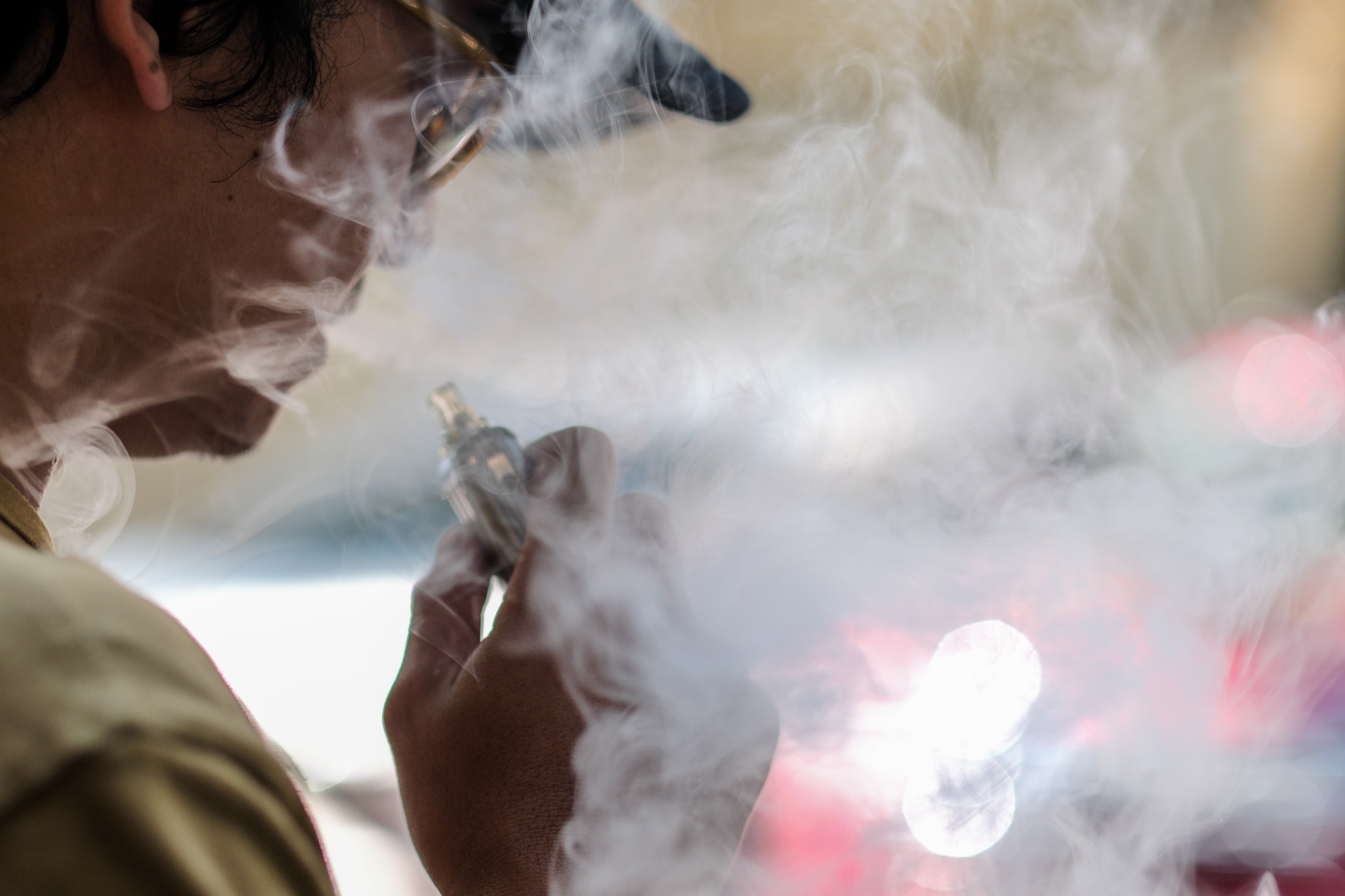 Cuestionan presencia de tabacaleras en mesa sobre impuestos para vapeadores