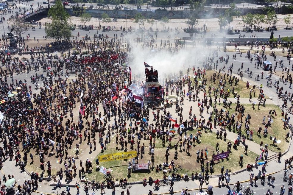 Chilenos conmemoran el primer aniversario del estallido social de octubre