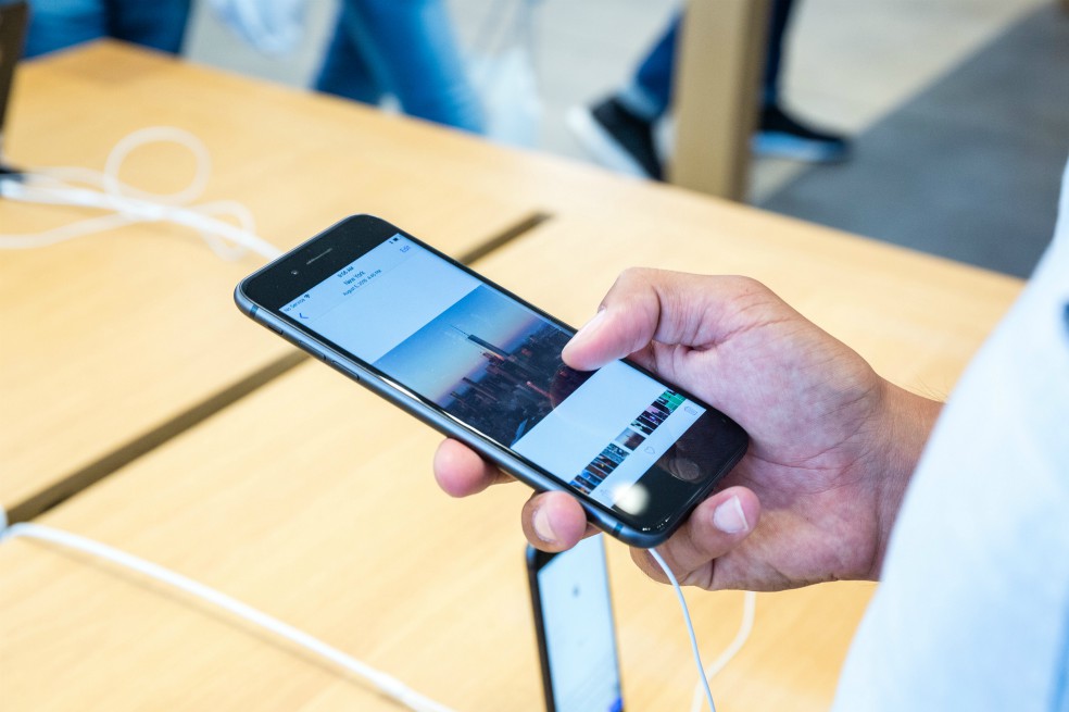 Un cliente ve un teléfono inteligente iPhone 8 de Apple Inc. durante el lanzamiento de ventas de Apple Inc.