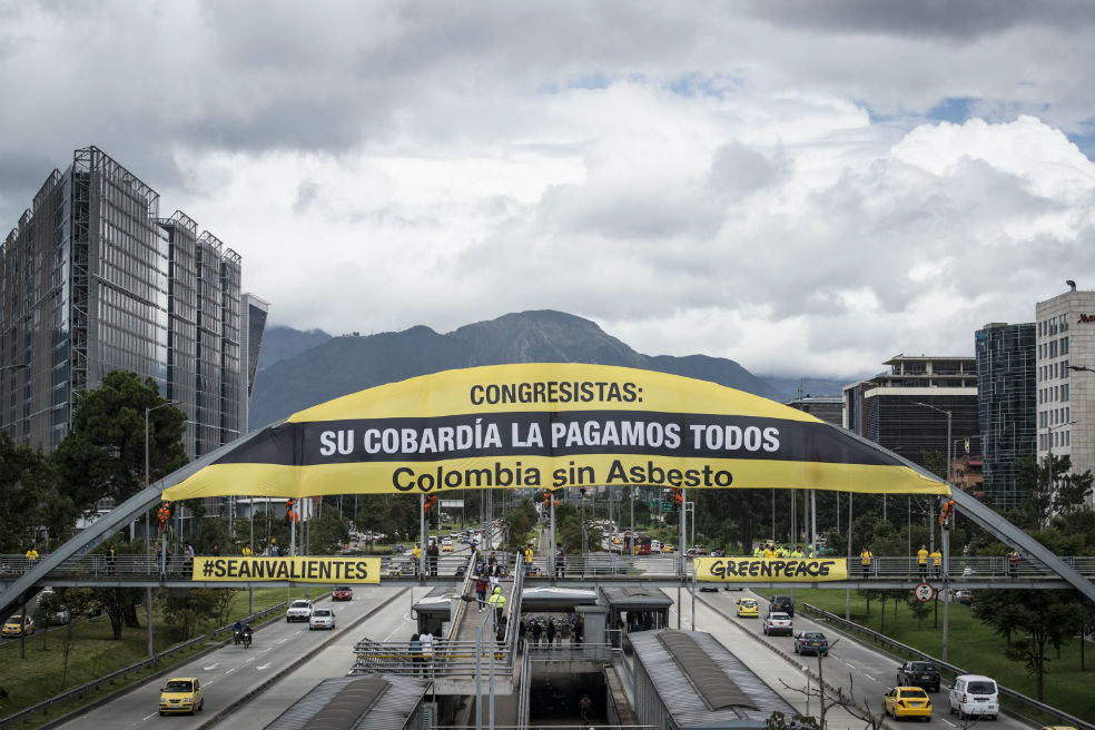 La protesta de Greenpeace en Bogotá contra el asbesto