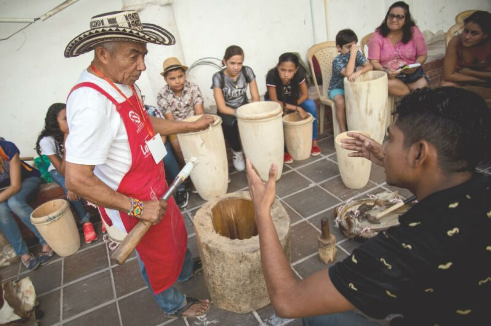 Construcción de gaitas y tamboras, al son de un canto enamorado