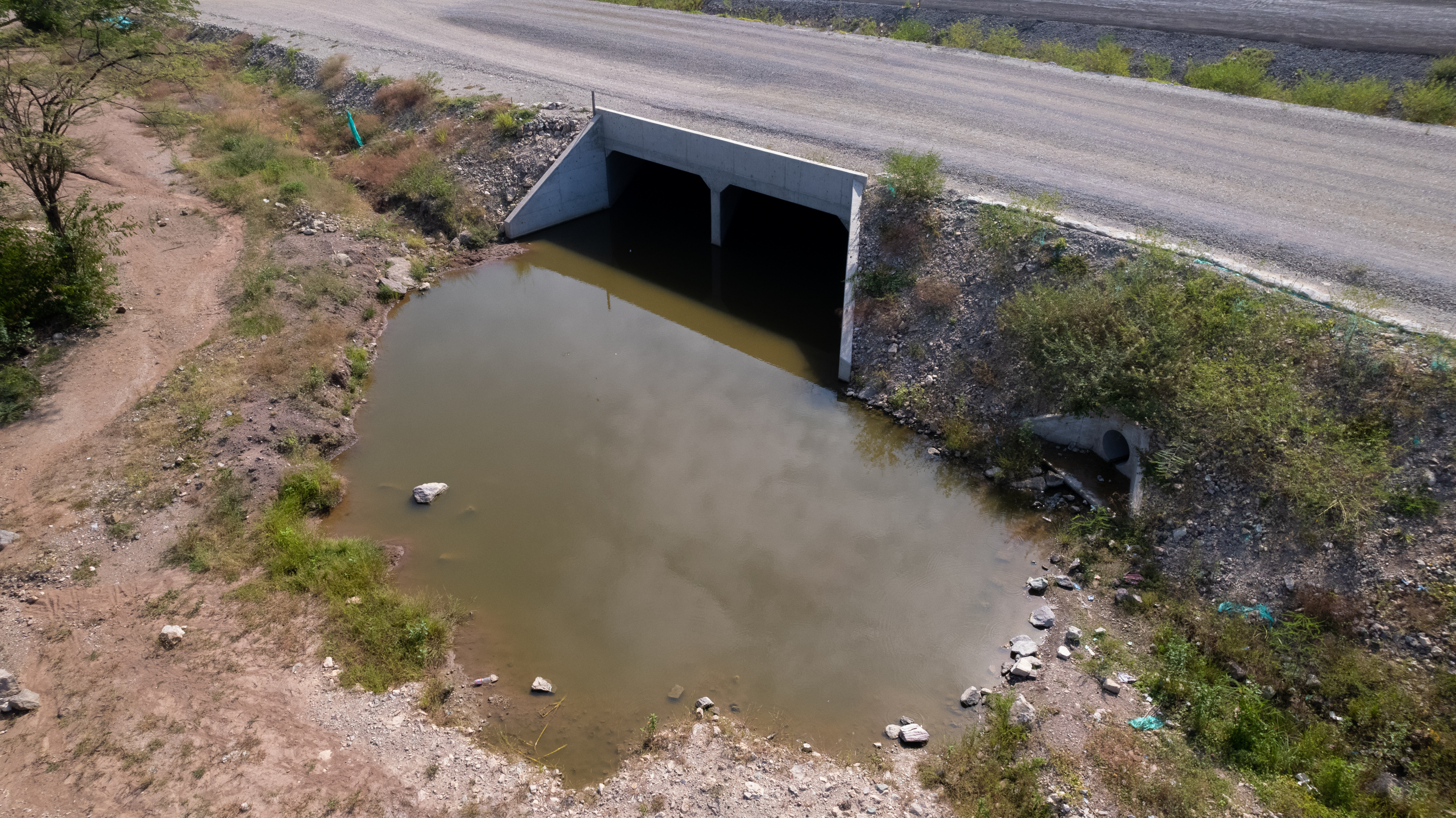 Las comunidades denuncian que el sistema de drenaje de la obra no se planificó correctamente. La interventoría, asegura que la capacidad hidráulica del box Culvert fue suficiente para el paso
del caudal que se generó en los embalses y paras las aguas lluvias que cayeron
en la zona el día de la inundación.