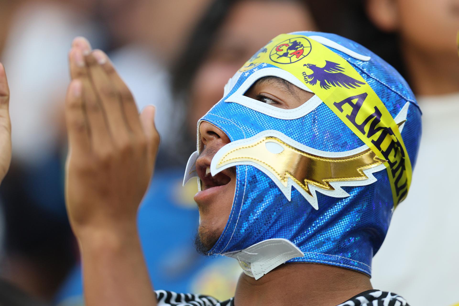 LOS ANGELES (United States), 01/06/2025.- A Club America fan cheers during the FIFA Club World Cup Play-In soccer match between Los Angeles FC and Club America at BMO Stadium in Los Angeles, California, USA, 31 May 2025. (Mundial de Fútbol) EFE/EPA/ALLISON DINNER