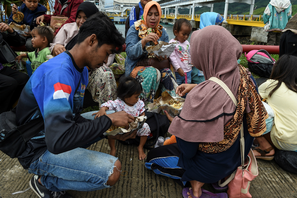 Sobrevivientes del tsunami en Indonesia, víctimas del hambre y enfermedades