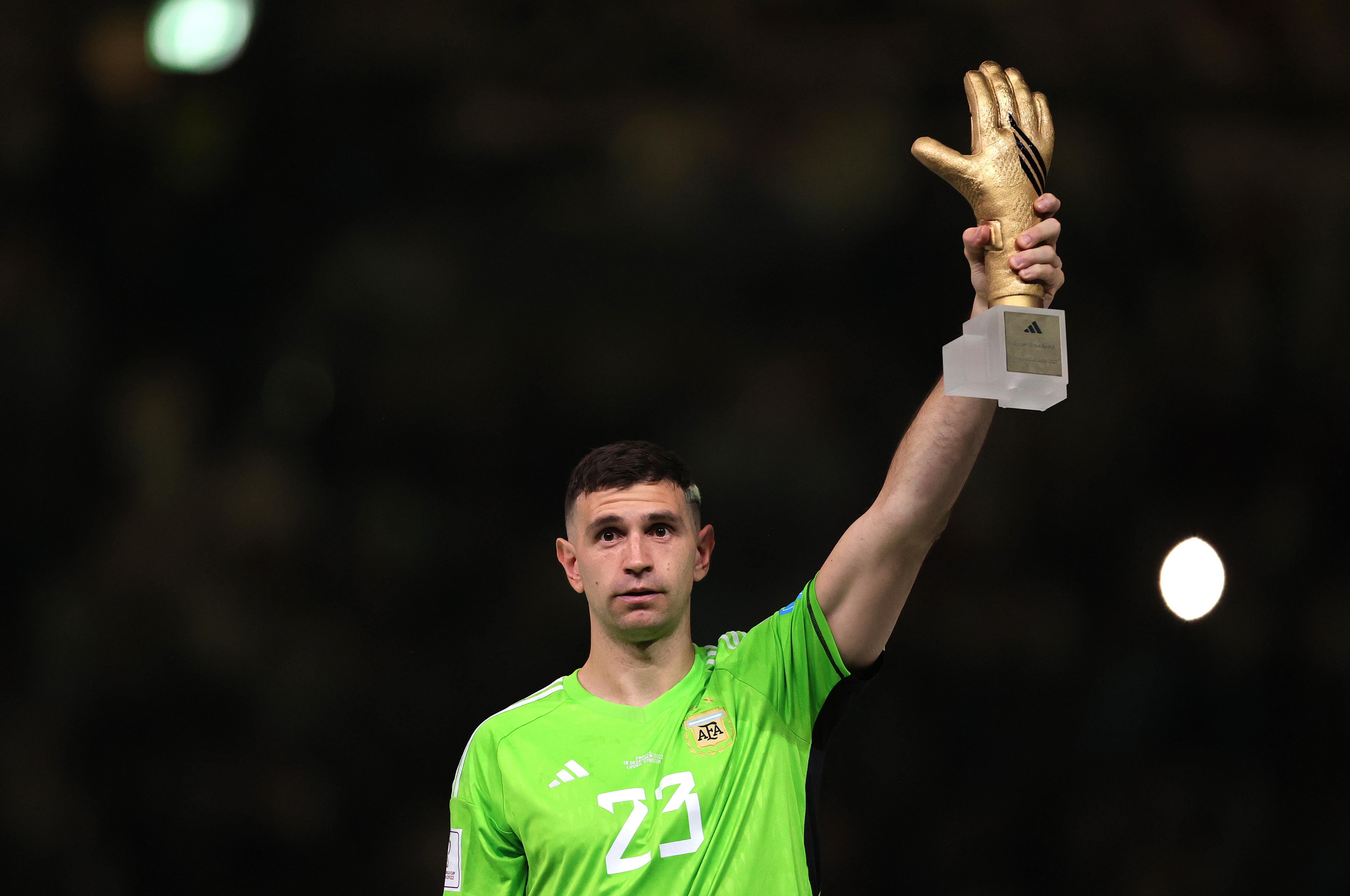 Lusail (Qatar), 18/12/2022.- FIFA 2022 Golden Glove award winner Emiliano Martinez of Argentina poses with the trophy after the FIFA World Cup 2022 Final between Argentina and France at Lusail stadium, Lusail, Qatar, 18 December 2022. Argentina won the match in penalty shoot-out. (Mundial de Fútbol, Francia, Estados Unidos, Catar) EFE/EPA/Friedemann Vogel