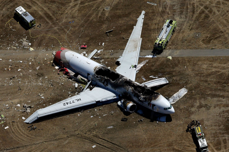 Piloto del avión accidentado en San Francisco dice que un destello lo cegó