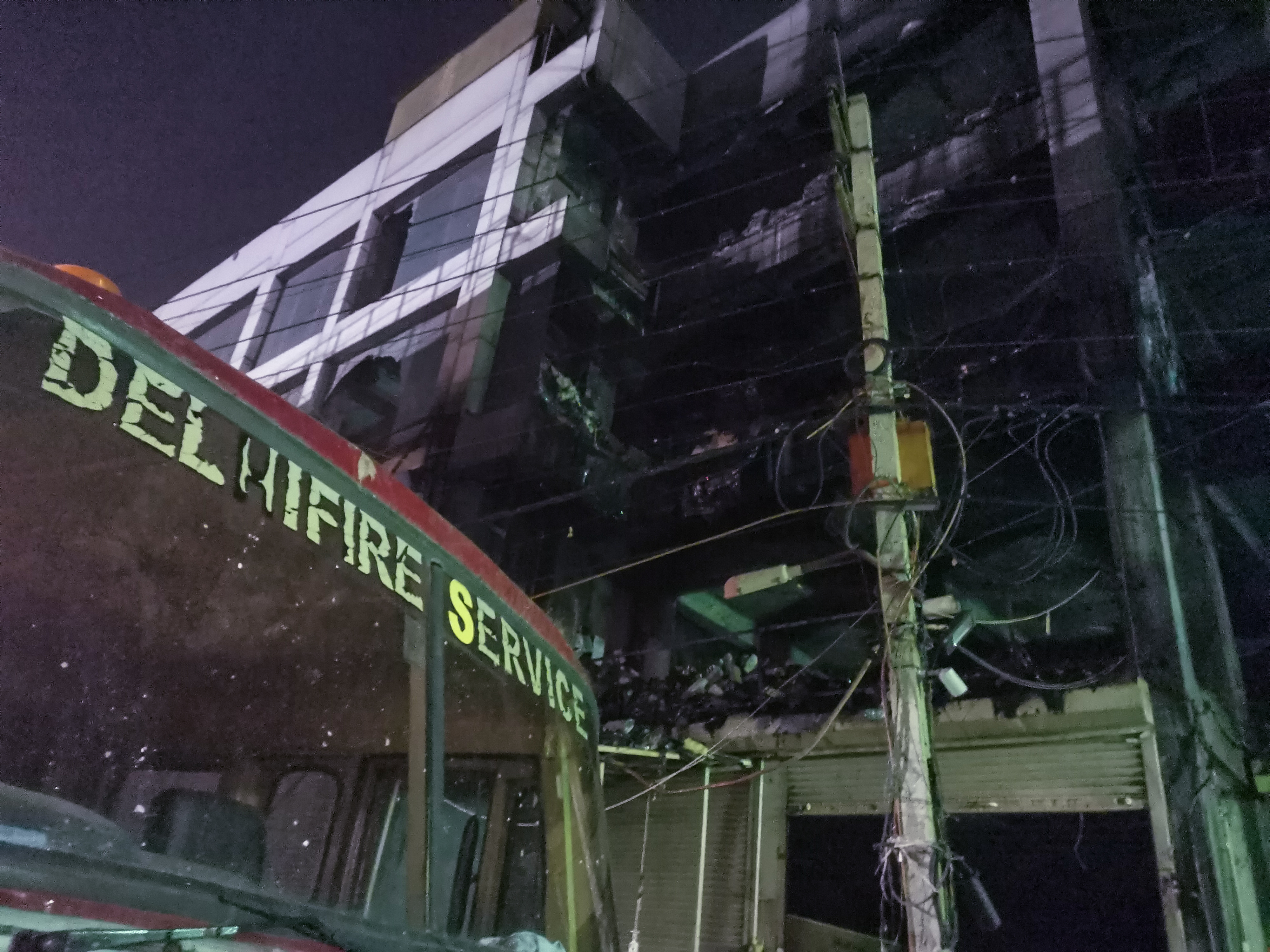 Tragedia en la India: voraz incendio deja decenas de muertos en Nueva Delhi