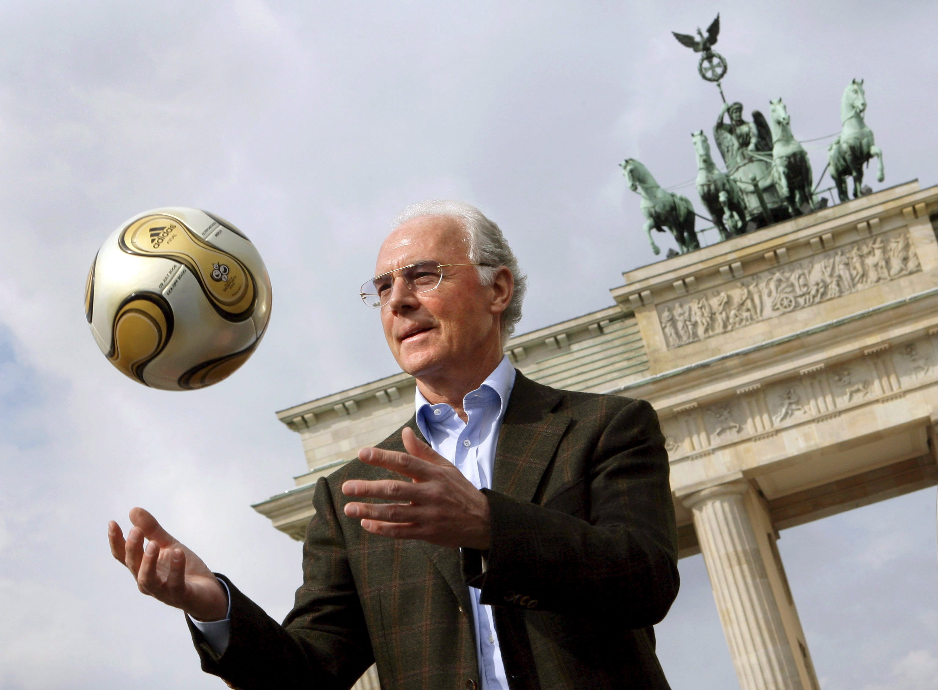 Cuando cumplió 75 años, en 2020 en plena pandemia del covid-19, Beckenbauer habló de la muerte y su futuro fallecimiento en un documental en la televisión pública alemana ARD, admitiendo que esa próxima perspectiva le generaba preocupación.

"La incertidumbre me preocupa", afirmó entonces ante el desconocimiento de qué ocurre después de la muerte.

También su mala salud motivó que en enero de 2023 no pudiera viajar a Brasil para el funeral de 'O Rei' Pelé, con el que jugó una temporada en el Cosmos de Nueva York.