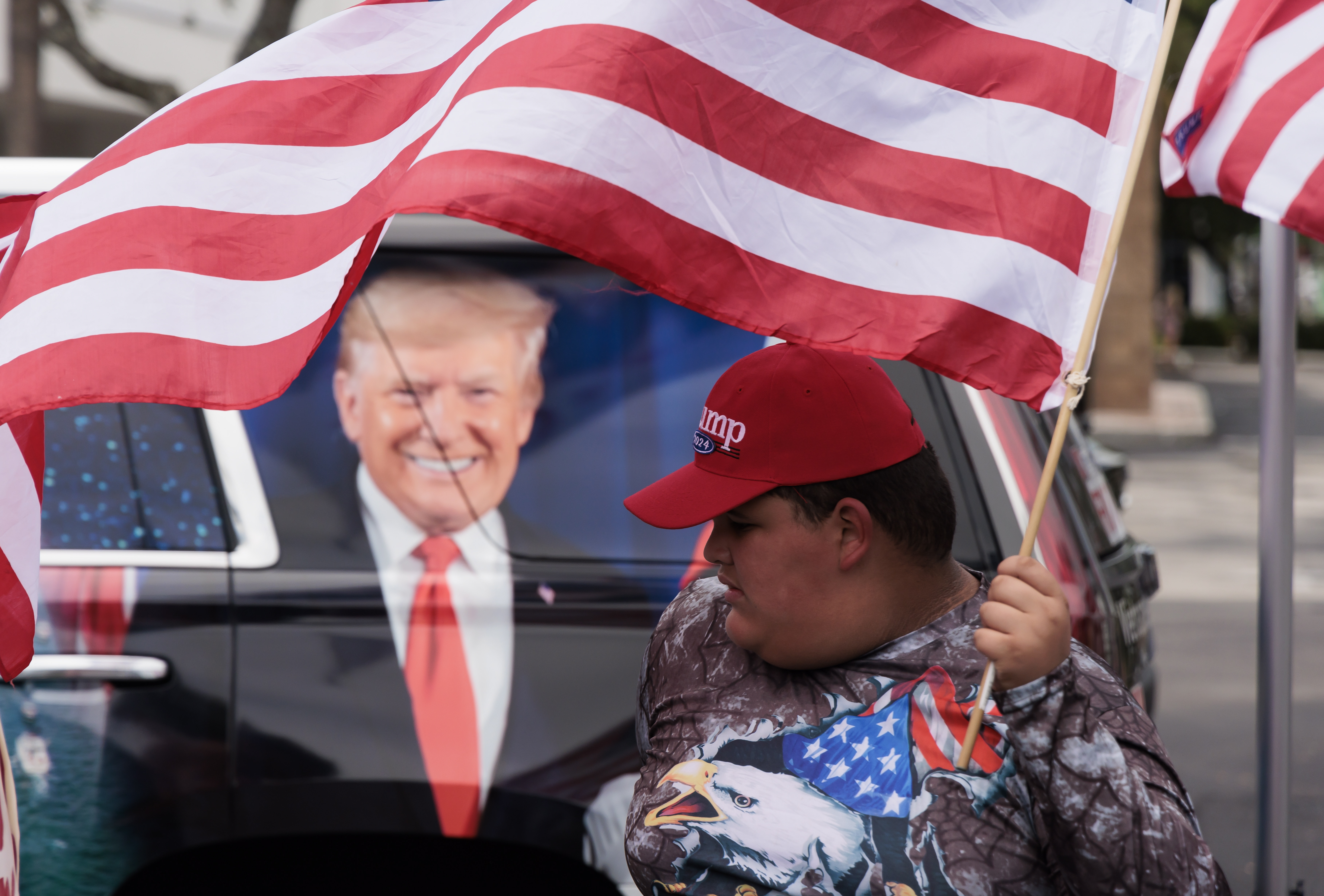 Doral (United States), 12/06/2023.- Supporters of former President Donald Trump gather near the entrance to the Trump National Doral Miami golf course for a rally to show support for Trump in Doral, Florida, USA, 12 June 2023. Trump is facing multiple federal charges stemming from an US Justice Department investigation led by Special Counsel Jack Smith related to the former president'Äôs alleged mishandling of classified national security documents and is scheduled to turn himself into authorities on Tuesday in Miami. (Estados Unidos) EFE/EPA/JUSTIN LANE