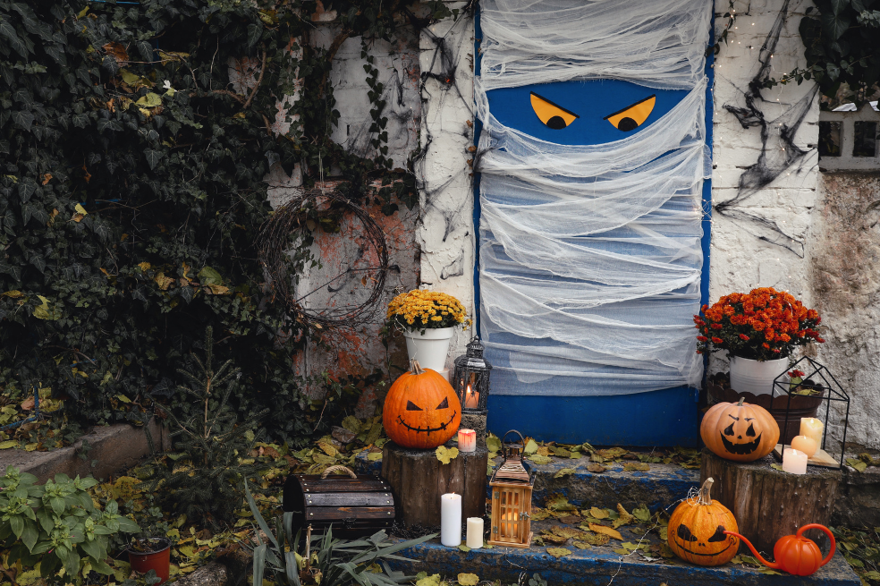 7 ideas de decoración de puertas para Halloween 2024