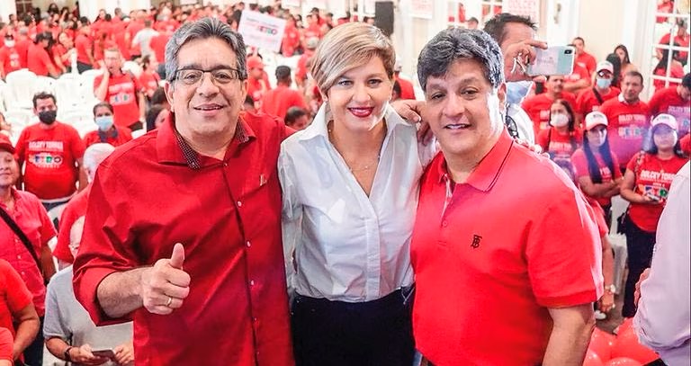 La primera dama, Verónica Alcocer, junto a Dolcey Torres y Camilo Torres, hermanos de Euclides Torres