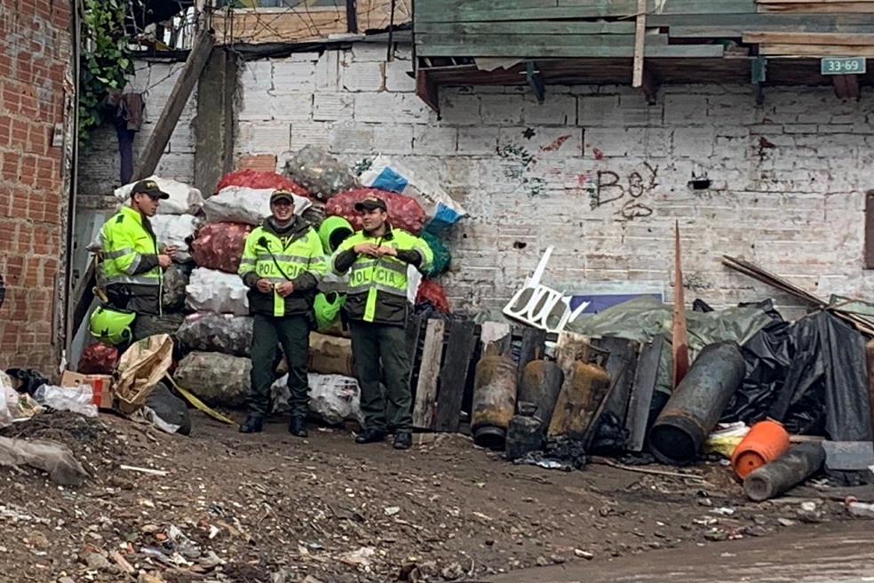 Agentes de la Policía custodian la entrada del lugar.Diego OjedaLo cierto es que hay un porcentaje de viviendas que no resultaron afectadas, pero se prohíbe la entrada al lugar por el riesgo de colapso. José Saavedra es uno de los recicladores del sector, en entrevista a este medio aseguró que si bien desde el Distrito se les ha propuesto el equivalente a tres meses de arriendo, camas y cobijas para que tengan un techo mientras solucionan su situación, se niegan a aceptar tales ayudas pues temen que las autoridades aprovechen el momento para quitarles sus predios.