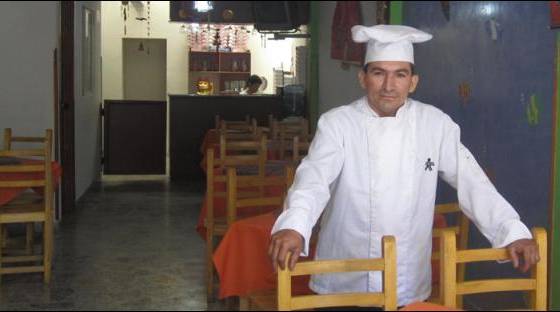 El ‘Chef chino’ Orlando Ortiz se destaca al terminar su tecnología en gastronomía