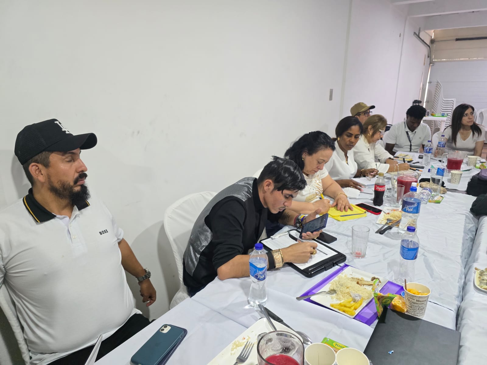 Foto que muestra a parte de las delegaciones firmando el acuerdo para crear la Zona de Ubicación Temporal en Catatumbo.